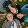 Jeunes filles allongées sur l'herbe