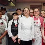 Concours de pâtisserie -  Nina Métayer pose avec les participantes et leurs commis